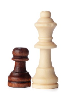 Beyaz arkaplanda beyaz ve kahverengi tahta satranç taşları