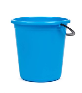 Beyaz arka planda izole edilmiş temizlik için mavi plastik kova