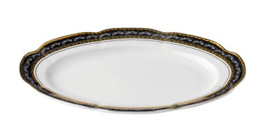 Beyaz arka planda izole edilmiş altın kenarlı beyaz seramik masa tabağı