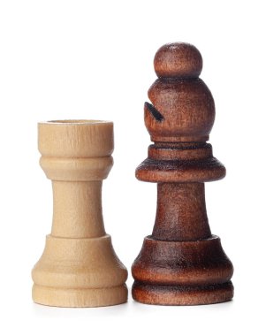 Beyaz arkaplanda beyaz ve kahverengi tahta satranç taşları