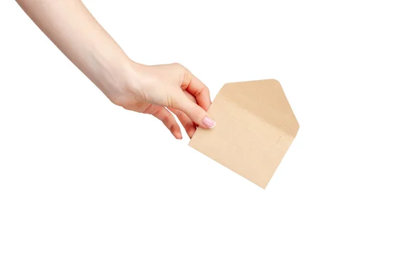 Женская рука с маникюром держать конверт изолирован на белом — стоковое фото