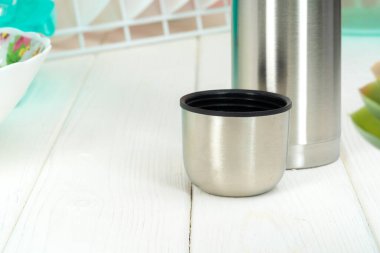 Mutfakta termosa karşı sofra takımı.