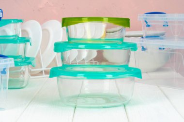 Çeşitli tabaklar ve yiyecek kutularıyla temiz bir mutfak.