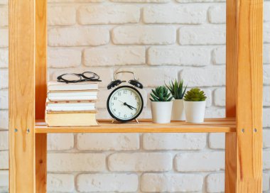 Ahşap raf ve ev dekorasyonu malzemeleri.