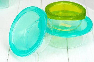 Çeşitli tabaklar ve yiyecek kutularıyla temiz bir mutfak.