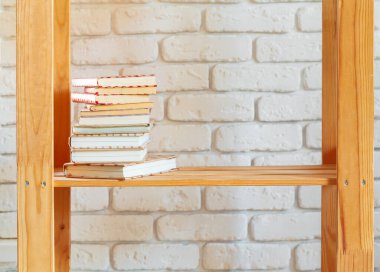 Ahşap raf ve ev dekorasyonu malzemeleri.