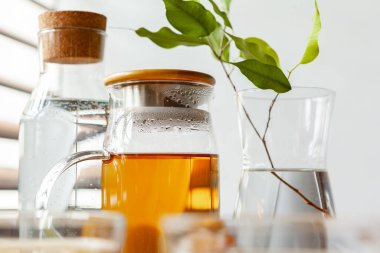 Sıcak ferahlatıcı narenciye çayı bardakta yakın.