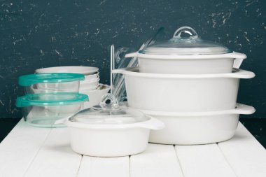 Mutfağın içinde beyaz tencere yemek takımı.