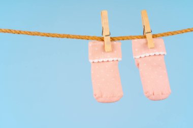 Çamaşır ipinde bebek çorapları. Bebek elbiseleri.