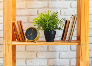 Ahşap raf ve ev dekorasyonu.