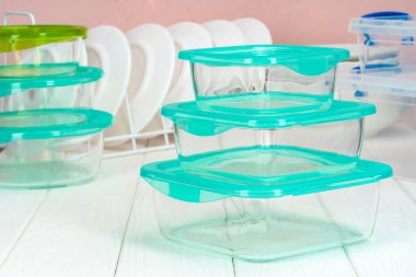 Çeşitli tabaklar ve yiyecek kutularıyla temiz bir mutfak.