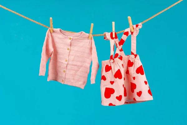 Clothesline com roupas de bebê fixado de perto — Fotografia de Stock