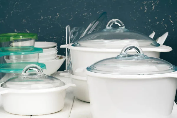 Посуда из белого горшка в кухонном интерьере — стоковое фото