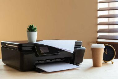 Masadaki siyah yazıcı makinesinin ön görüntüsü