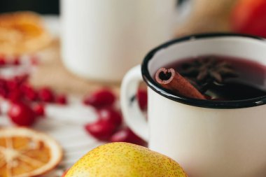 Ahşap zemin üzerinde sıcak sıcak şarap ve baharatlarla sonbahar kompozisyonu