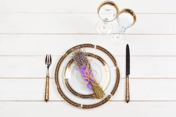 Ajuste de mesa de vacaciones en mesa de madera en colores lila —  Fotos de Stock