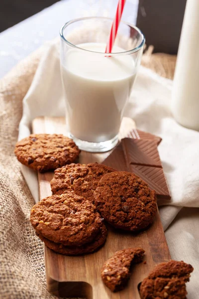 Knusprige Schokoladenkekse mit Glas Milch aus nächster Nähe — Stockfoto