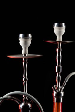 Siyah arka planda seramik tütün kasesi