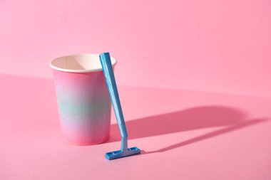 Fincanda tek kullanımlık kadın jileti, stüdyo fotoğrafı.