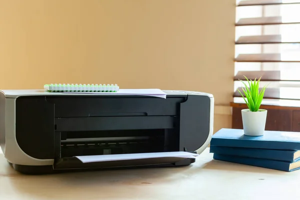 Feche de uma mesa de escritório com a impressora nele — Fotografia de Stock