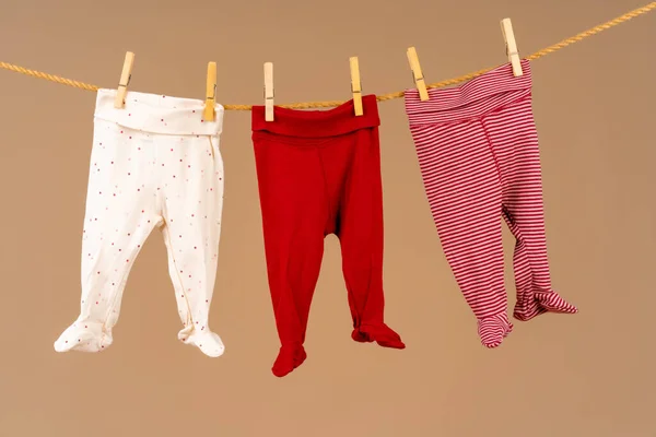 Wassen van babykleding vastgepind aan een touw om te drogen — Stockfoto