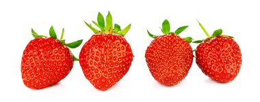 Beyaz arka planda yaprakları olan bir grup çilek..