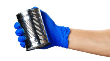 Beyaz bir arka planda eldivenle konserve yiyecekler..