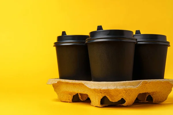 Fekete vegye el kávéscsészék tartóban — Stock Fotó