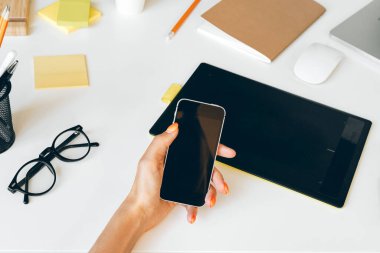 Güvende kal ve evden uzakta çalış. Evde çalışan genç bir kadın..