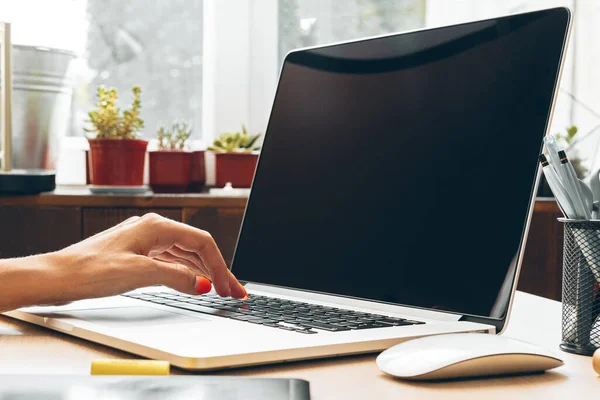 Menina freelance trabalhando em casa, trabalho on-line, home office. Fique em casa durante a epidemia de coronavírus. — Fotografia de Stock