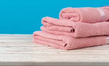 Tahta bir masaya yeni havlular yığdım.