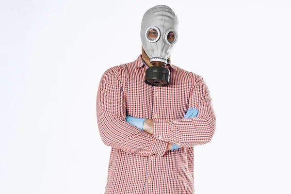 Retrato de um homem com uma máscara de gás. Pânico durante a quarentena. pandemia de coronavírus — Fotografia de Stock