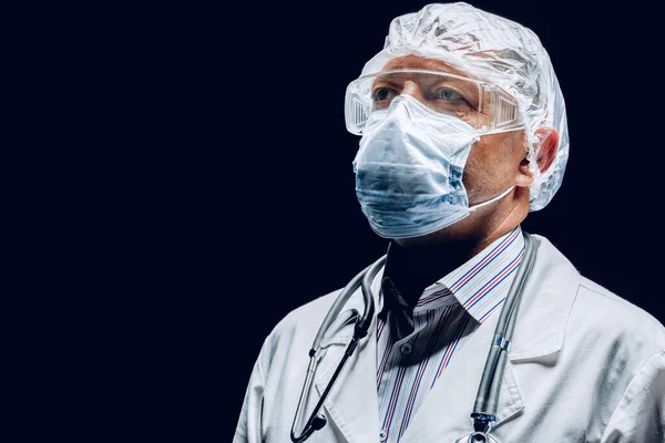 男医生戴着防护面具和护目镜。黑暗背景. — 图库照片