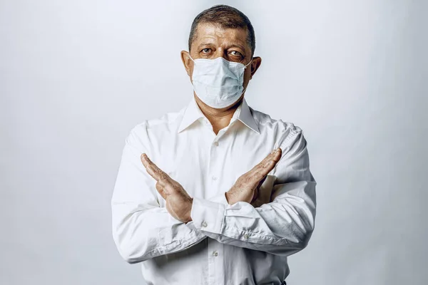 Detener la pandemia mundial de coronavirus. Retrato de un hombre con máscara protectora —  Fotos de Stock