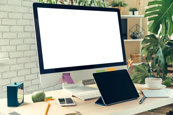 Intérieur d'un lieu de travail de bureau moderne — Photo