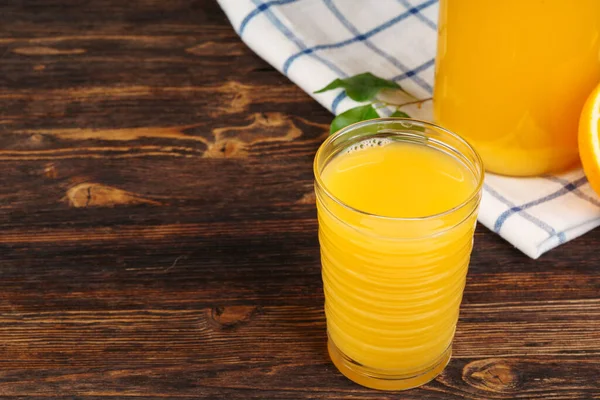 Glass of orange juice on wooden table close up — Stock Photo, Image