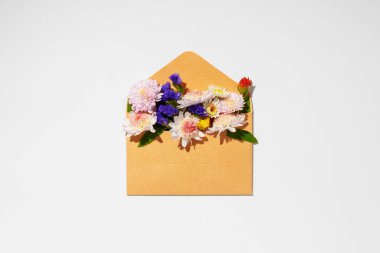 Kopya alanı ve çiçek tomurcukları olan boş kağıt