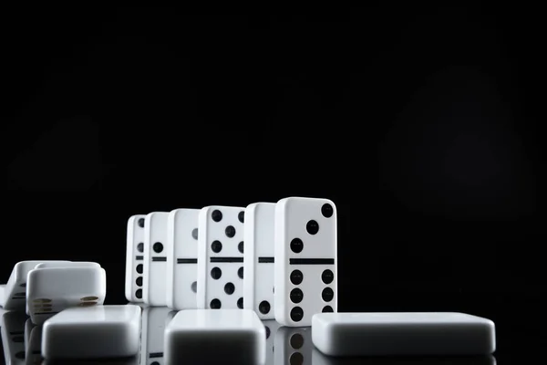 Zbliżenie elementów Domino na czarnym tle — Zdjęcie stockowe