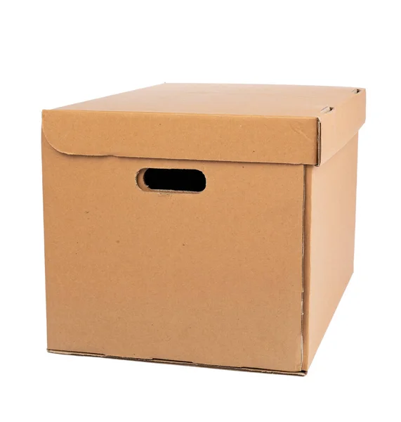 Картонная коричневая коробка на белом фоне — стоковое фото