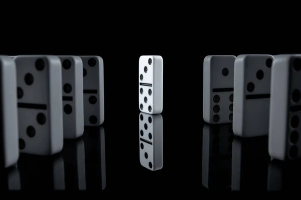 Karanlıkta beyaz domino taşları — Stok fotoğraf