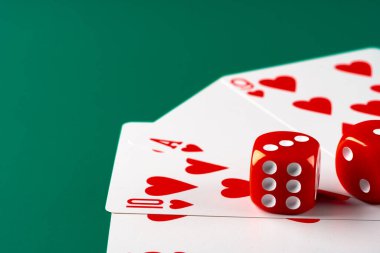 Kırmızı zarla kağıt oynamak. Kumarhane ve kumar kavramı