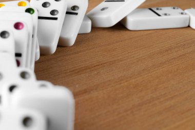 Tahta masadaki beyaz domino zarları.