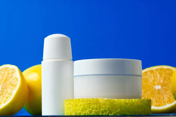 Botella de cosméticos para el cuidado de la piel con limones en rodajas — Foto de Stock
