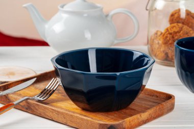 Mutfak masasında boş mavi seramik kase