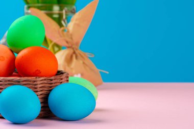 Fotokopi alanı olan tavşan kağıdı dekorasyonlu Paskalya konsepti