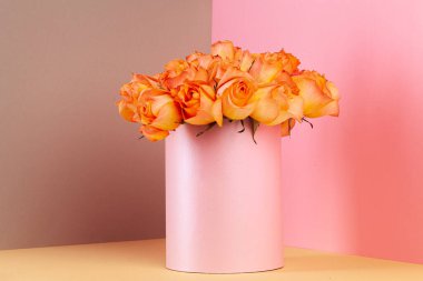 Güzel bir buket gülle dolu şapka kutusu