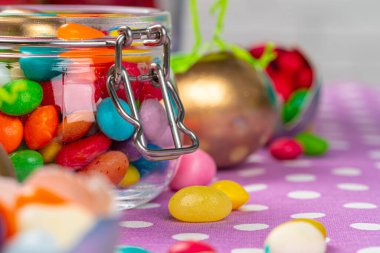 Paskalya konsepti. Yumurta ve renkli tatlılar masaya yakın.