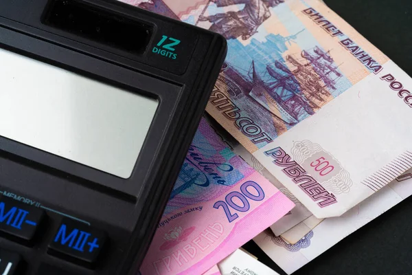Calculadora com pilha de dinheiro Hryvnia ucraniana — Fotografia de Stock