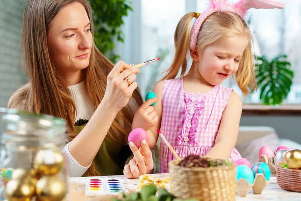 Família bonito, mãe e filha se preparando para a celebração da Páscoa — Fotografia de Stock