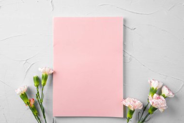 Pembe bir kağıdın üst görünümü ve kopyalama alanı olan çiçekler
